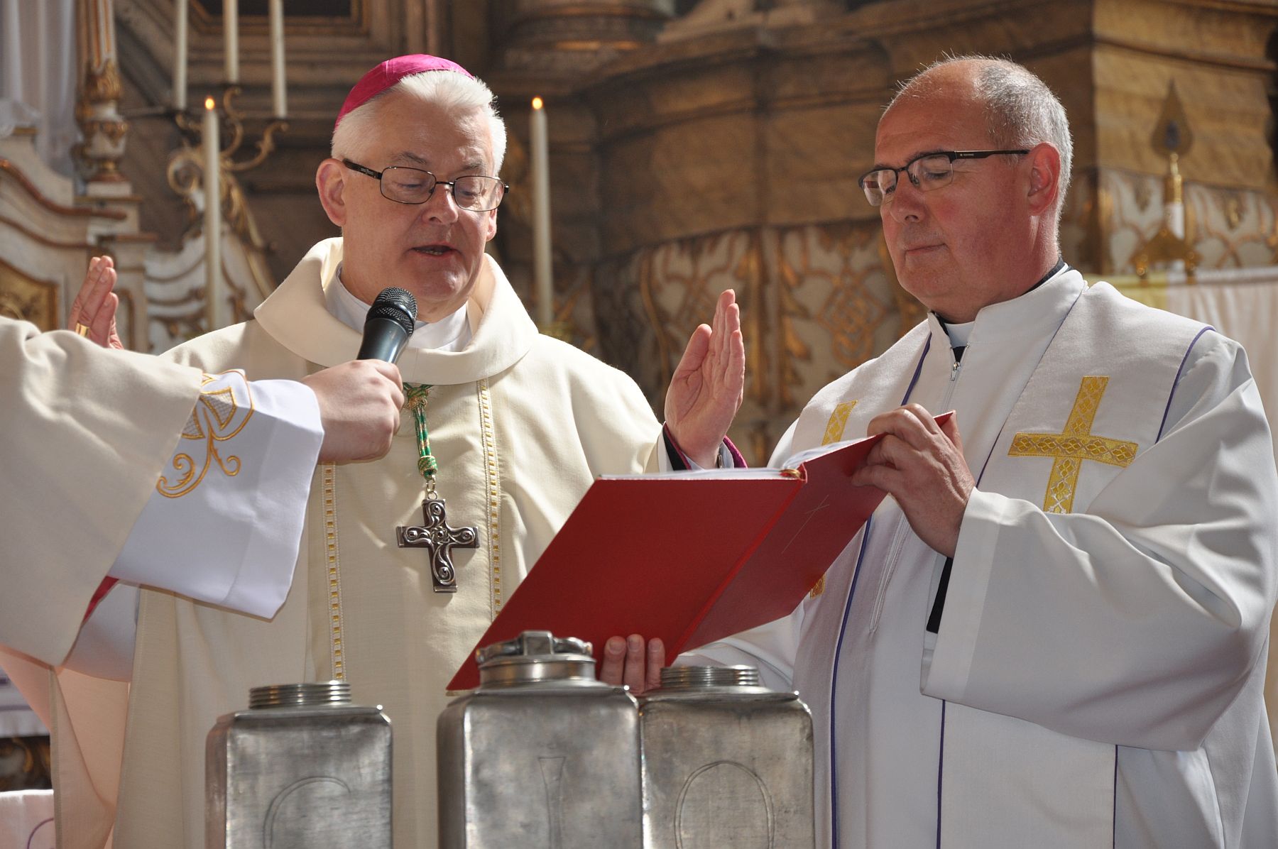 Nagycsütörtöki olajszentelési mise a Szent Imre templomban